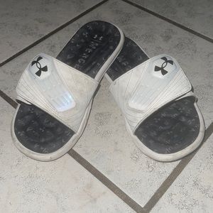 Very good condition under armor black and white size 3Y slides